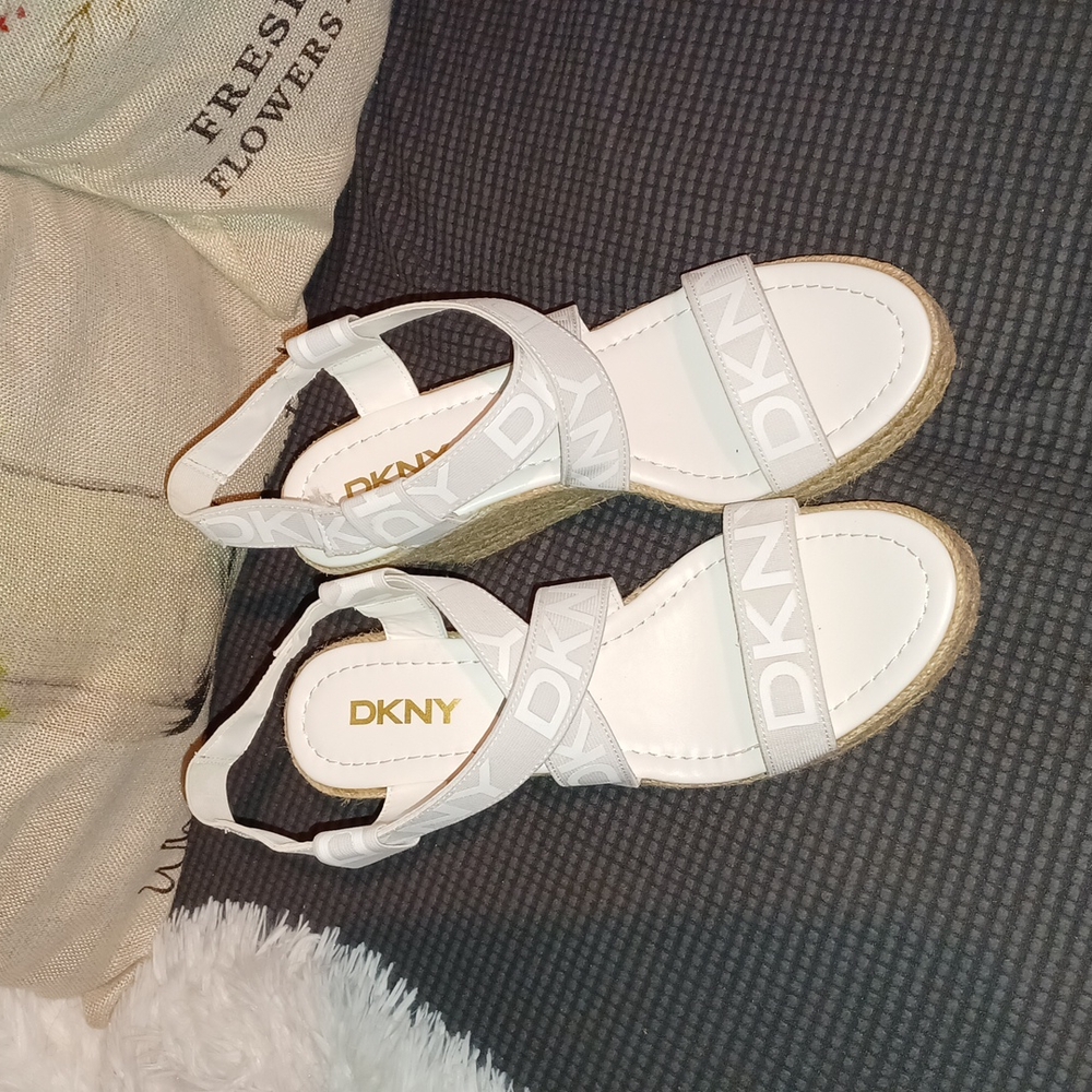 DKY Elastics Wedged Sandal - Picture 3 of 7